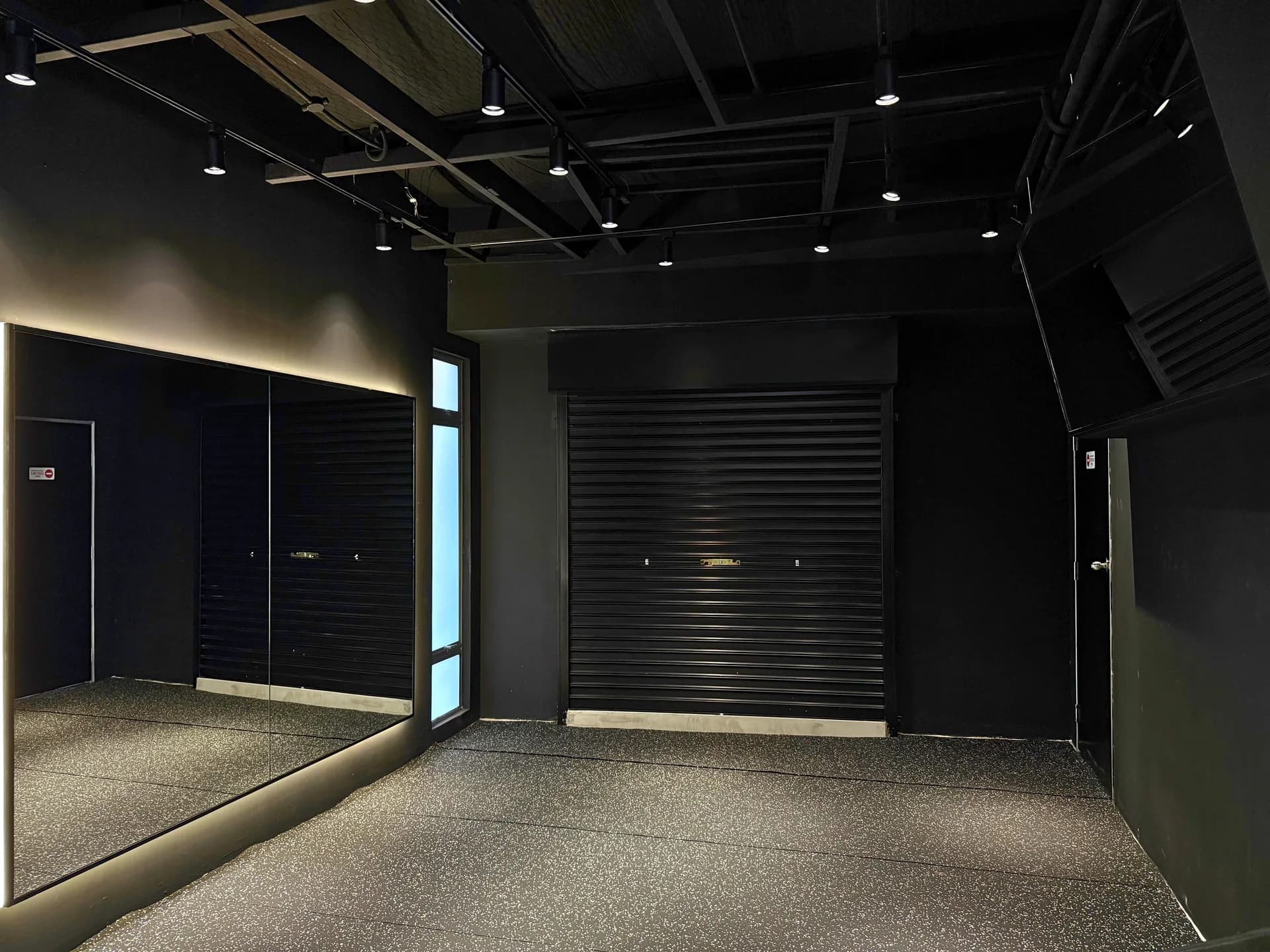 POSING ROOM